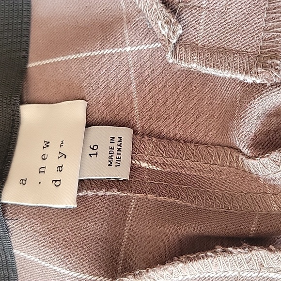 Chic Plaid Trousers in Brown and White - Picture 4 of 5